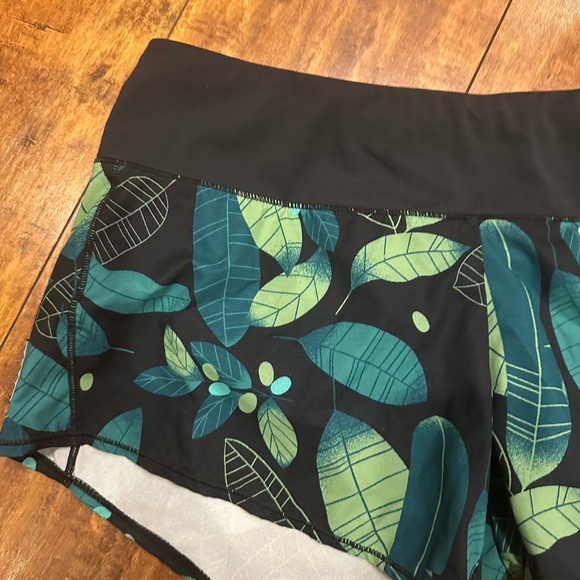Oiselle Women’s 8 Black and green shorts - Picture 3 of 8